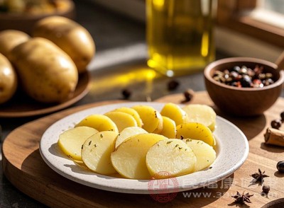 土豆蒸熟、炖煮比油炸更易消化