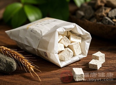 茯苓则具有淡淡的菌香味 茯苓则具有淡淡的菌香味