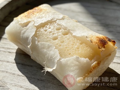 很多人认为年糕是谷物制品，热量应该与米饭相差不大，但实际情况却并非如此