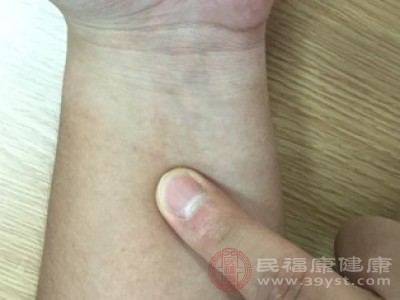 内关穴位于手腕内侧，距离腕横纹约三指宽的位置