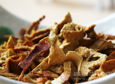 若身边有陈皮，可取5克用沸水冲泡饮用