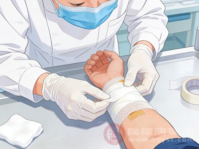 复温后,用干净纱布轻轻包裹冻伤部位,避免水疱破裂 复温后,用干净纱布轻轻包裹冻伤部位,避免水疱破裂