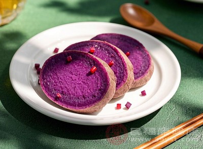 紫薯的核心优势在于富含花青素,这是一种天然水溶性色素,每100克紫薯的花青素含量可达100-300毫克,而红薯几乎不含 紫薯的核心优势在于富含花青素,这是一种天然水溶性色素,每100克紫薯的花青素含量可达100-300毫克,而红薯几乎不含