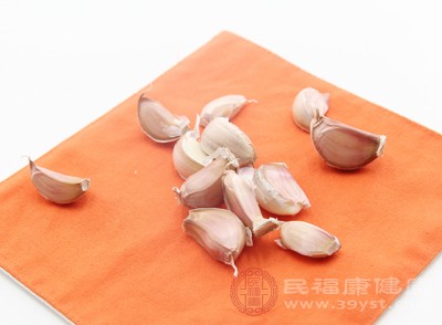 大蒜含有一种叫做大蒜素的活性成分,具有抗菌、抗病毒和抗炎的作用 大蒜含有一种叫做大蒜素的活性成分,具有抗菌、抗病毒和抗炎的作用