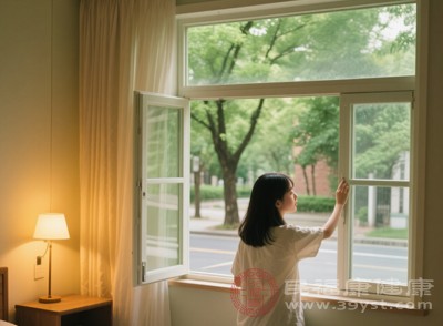 每天至少开窗通风2-3次，每次通风30分钟以上