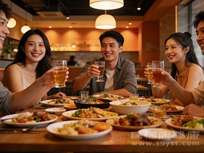 尽量避免去人群密集的聚会、聚餐等场所