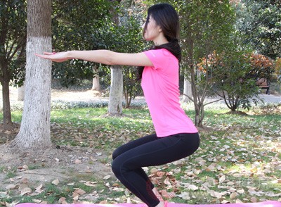 双脚与肩同宽，缓慢下蹲，膝盖不超过脚尖