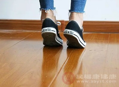 当我们踮起脚尖时，小腿肌肉收缩，承受身体的重量