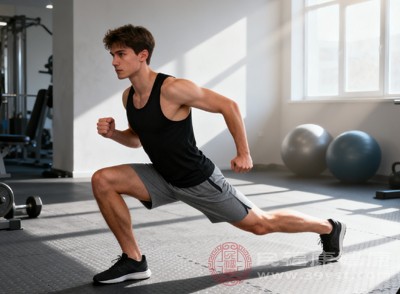 在做弓步蹲时，前腿屈膝下蹲，后腿膝盖接近地面