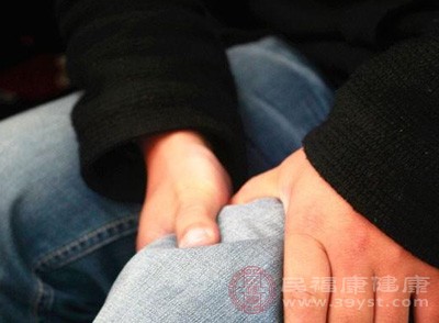 腰椎间盘突出是导致腿部神经压迫常见的疾病之一 腰椎间盘突出是导致腿部神经压迫常见的疾病之一