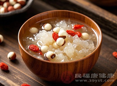 推荐选择银耳、百合、梨、麦冬、玉竹、鸭肉、海参等滋阴食物,如银耳百合莲子羹、冰糖雪梨炖川贝、海参蒸蛋 推荐选择银耳、百合、梨、麦冬、玉竹、鸭肉、海参等滋阴食物,如银耳百合莲子羹、冰糖雪梨炖川贝、海参蒸蛋