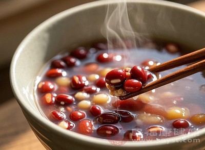 推荐选择薏米、茯苓、冬瓜、陈皮、白萝卜、海带等祛湿食材,如薏米茯苓粥、陈皮冬瓜汤、白萝卜炖排骨 推荐选择薏米、茯苓、冬瓜、陈皮、白萝卜、海带等祛湿食材,如薏米茯苓粥、陈皮冬瓜汤、白萝卜炖排骨