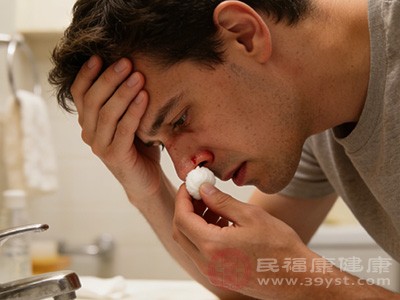 注意填塞深度不应超过鼻翼高度,以免损伤鼻后孔 注意填塞深度不应超过鼻翼高度,以免损伤鼻后孔