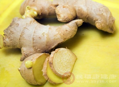 生姜性温、味辛，具有解表散寒、温中止呕的特性