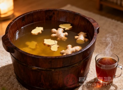 如足部存在溃疡、湿疹急性期、脚气破溃等情况，生姜的刺激性可能加重疼痛或导致感染扩散