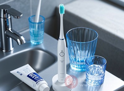 坚持早晚刷牙，饭后漱口，定期更换牙刷