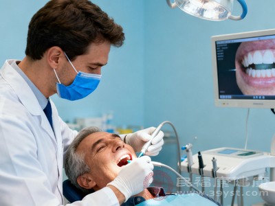 老人需提前向医生详细告知自身的病史、用药情况,便于医生制定个性化的种植方案 老人需提前向医生详细告知自身的病史、用药情况,便于医生制定个性化的种植方案