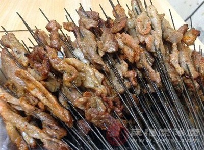 长期偏好辛辣、油炸、烧烤、甜食等食物，会加重身体的消化负担，这些食物在代谢过程中容易产生“内热”，导致口舌生疮、便秘等“上火”症状