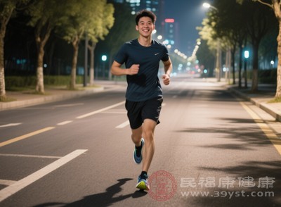 跑步是简单易行的全身性燃脂运动,能有效激活下肢和核心肌群,促进血液循环和新陈代谢 跑步是简单易行的全身性燃脂运动,能有效激活下肢和核心肌群,促进血液循环和新陈代谢