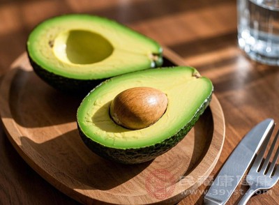 牛油果，不仅富含单不饱和脂肪酸，还能提供不错的饱腹感