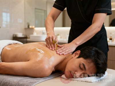 若疼痛是由劳累、不良姿势引起的肌肉酸痛，可通过休息、局部热敷、轻柔按摩缓解