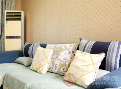 秋冬季节空气湿度低，或长时间处于空调、暖气环境中，会加速皮肤表面水分蒸发