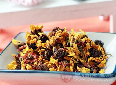 在制作菜肴时,也可适量加入菊花花瓣 在制作菜肴时,也可适量加入菊花花瓣