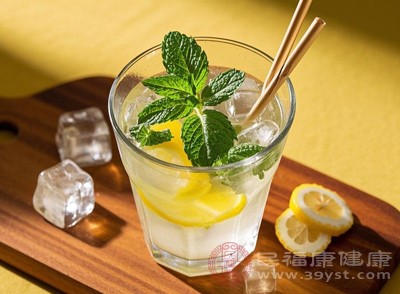 适量饮用柠檬水可能对消化有一定的帮助 适量饮用柠檬水可能对消化有一定的帮助