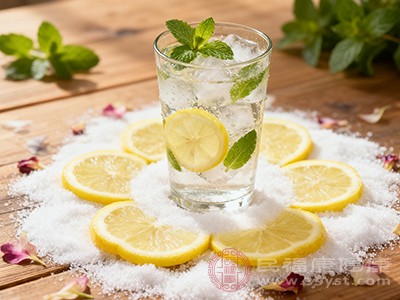 很多人认为柠檬水可以促进新陈代谢,从而帮助减肥 很多人认为柠檬水可以促进新陈代谢,从而帮助减肥