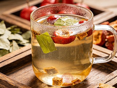 经常饮用荷叶山楂陈皮泡的水，可以在一定程度上辅助降低血压、血脂