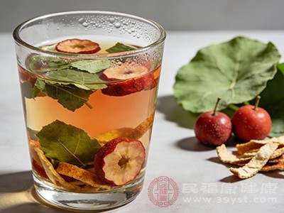 虽然荷叶山楂陈皮泡水喝有诸多好处，但在饮用时也需要注意一些事项