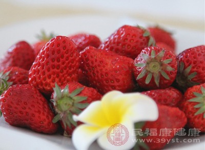 草莓同样是红色系水果中富含维生素A的水果 草莓同样是红色系水果中富含维生素A的水果