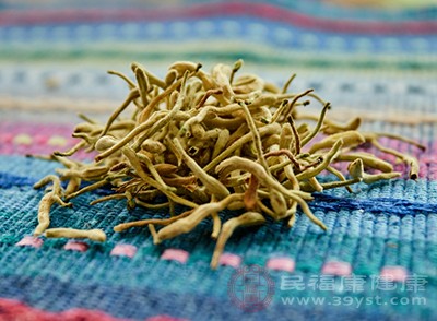 单纯用金银花泡水,味道可能会有些单调 单纯用金银花泡水,味道可能会有些单调