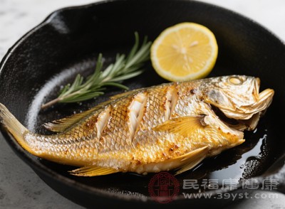 黄花鱼中含有多种维生素，它们相互协同