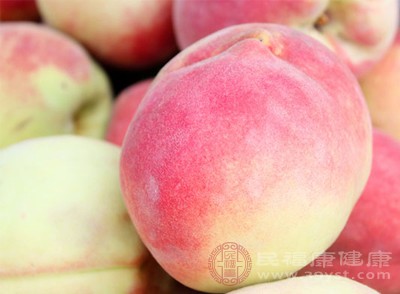 熟透的桃子水分充足,纤维细软,含有维生素C和多种矿物质,且口感温和,不会刺激肠道 熟透的桃子水分充足,纤维细软,含有维生素C和多种矿物质,且口感温和,不会刺激肠道