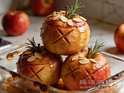 很多人制作烤苹果时习惯加大量糖调味,实则无需如此 很多人制作烤苹果时习惯加大量糖调味,实则无需如此