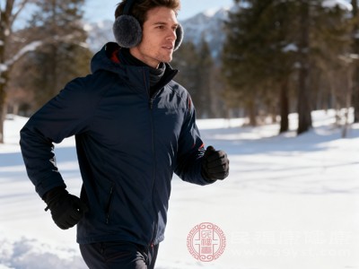 运动量以身体微热不出大汗为宜,中医“大汗伤阳”,过度运动致大汗淋漓反而耗损阳气气血,不利于冬季养生 运动量以身体微热不出大汗为宜,中医“大汗伤阳”,过度运动致大汗淋漓反而耗损阳气气血,不利于冬季养生