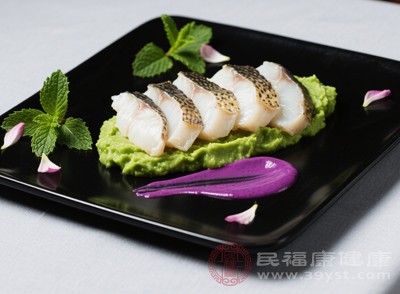 冬季脾胃功能减弱，过多食用冰饮、生鱼片、寒性水果等生冷寒凉食物，会直接损伤脾阳