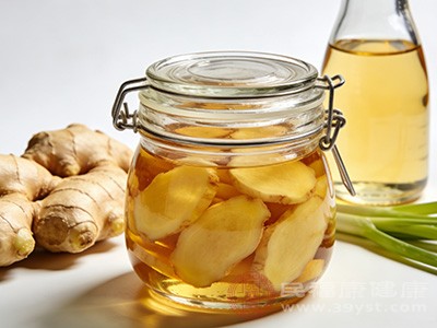 醋泡姜的温热属性，能够有效地驱散体内的寒气