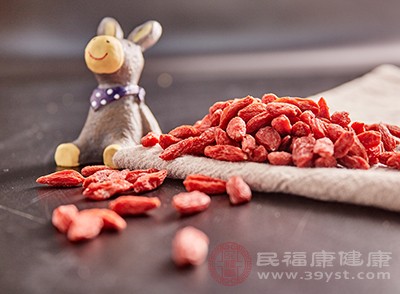 那些过分鲜亮、甜到发齁的，可能是“科技与狠活”加工过的