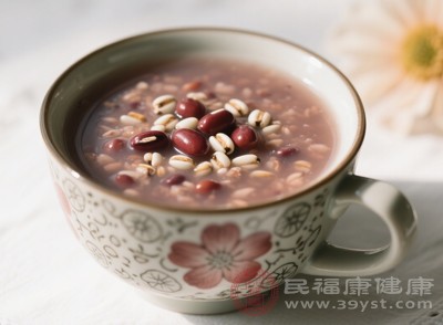 将20克红豆和20克薏米提前浸泡，煮成粥