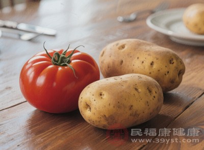 只有当土豆发芽或表皮变绿时，龙葵素的含量才会急剧增加