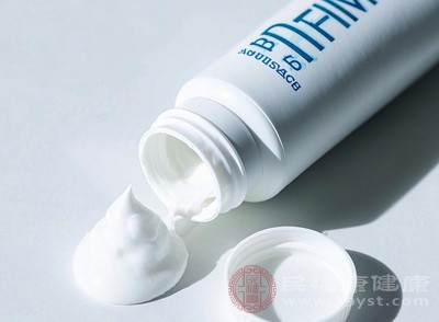 洗牙后牙齿敏感症状可能会持续1-2周,可在医生指导下使用抗敏感牙膏,坚持使用2-4周后敏感症状会明显改善 洗牙后牙齿敏感症状可能会持续1-2周,可在医生指导下使用抗敏感牙膏,坚持使用2-4周后敏感症状会明显改善