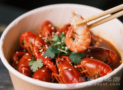 龙虾属于中高嘌呤食物,每100克约含嘌呤80-100毫克 龙虾属于中高嘌呤食物,每100克约含嘌呤80-100毫克