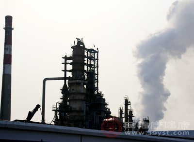 环境中的化学污染物也不容忽视，如多氯联苯、重金属等环境毒素，可能干扰甲状腺激素的合成与代谢，诱发细胞异常增生