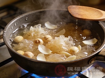 三者协同作用，如同为身体筑起一道抵御干燥的屏障