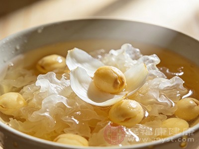 莲子和百合富含维生素和矿物质,能为皮肤提供充足的营养 莲子和百合富含维生素和矿物质,能为皮肤提供充足的营养