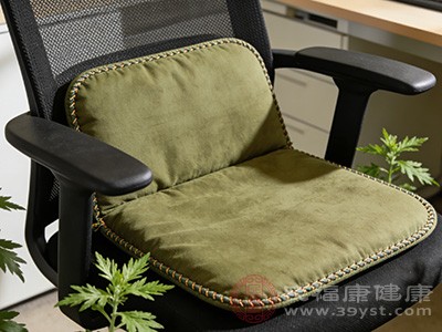 与传统的艾灸疗法相比,艾灸坐垫最大的优势在于其操作的便捷性 与传统的艾灸疗法相比,艾灸坐垫最大的优势在于其操作的便捷性