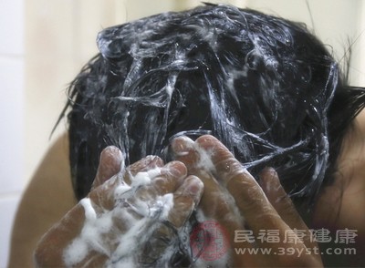 正确的清洁是维护头皮健康的基础,但清洁不足或过度都可能引发痘痘问题 正确的清洁是维护头皮健康的基础,但清洁不足或过度都可能引发痘痘问题