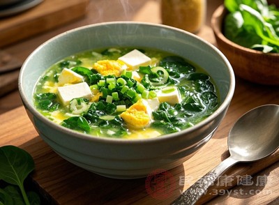 菠菜富含铁元素,能预防贫血 菠菜富含铁元素,能预防贫血